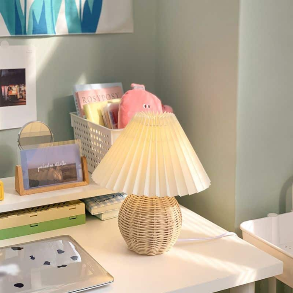 Rattanowa Lampka Stołowa z Plisowanym Kloszem – Retro Lampka Nocna do Sypialni i Salonu