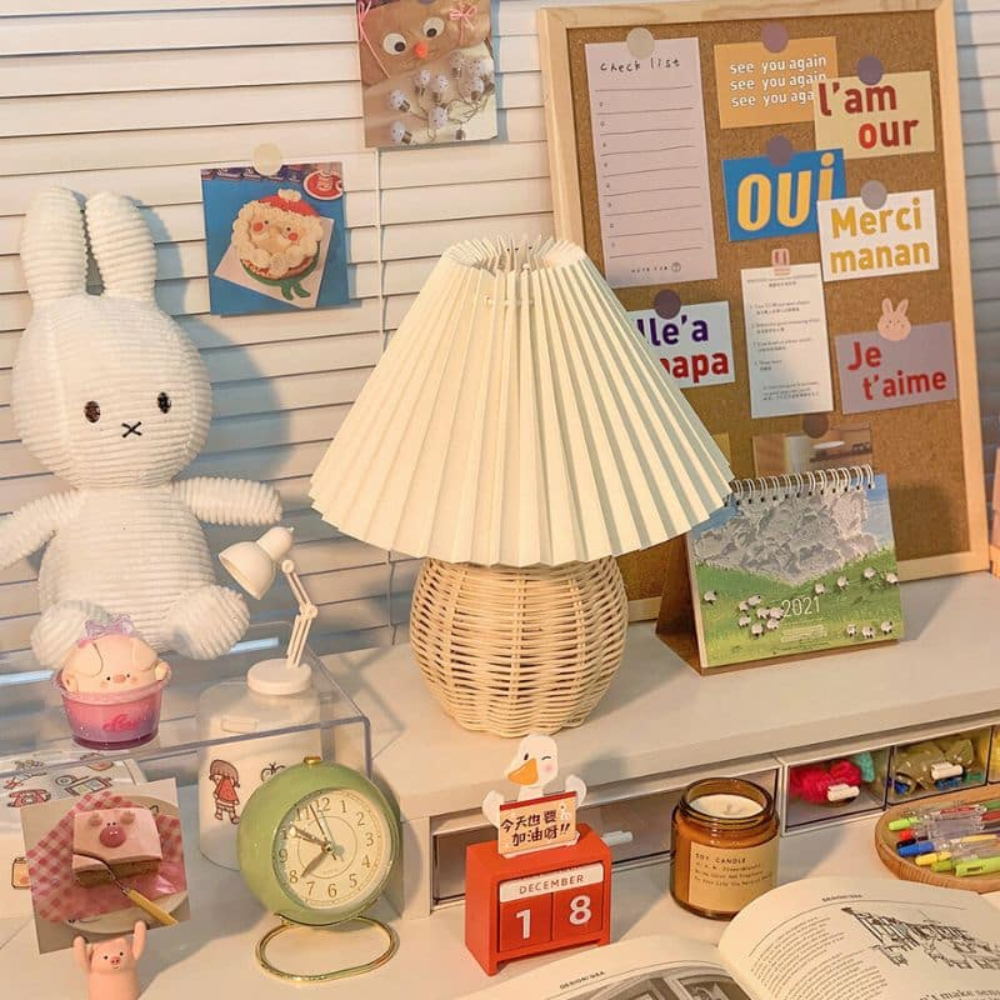 Rattanowa Lampka Stołowa z Plisowanym Kloszem – Retro Lampka Nocna do Sypialni i Salonu