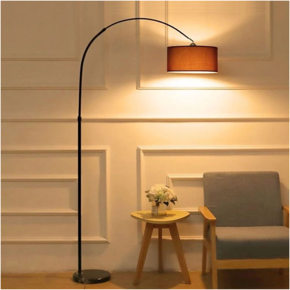 Lampa łukowa z brązowym abażurem i czarnym stelażem na białym tle