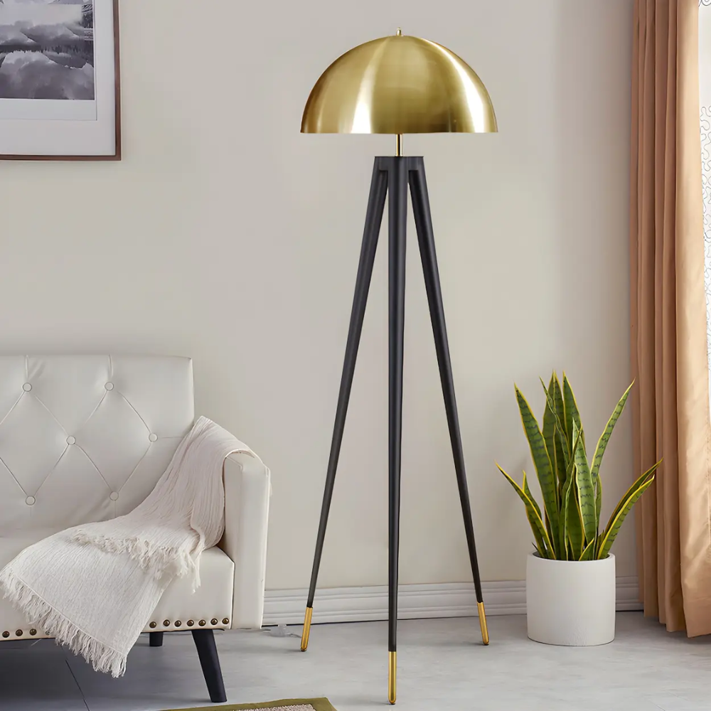 Lampa stojąca trójnóg ze złotym kloszem widziana z boku