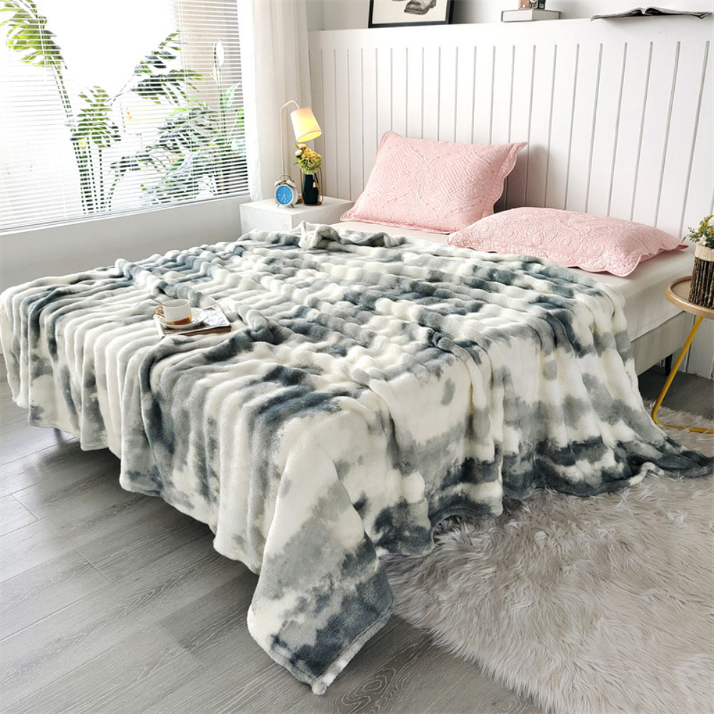 Jasnoszary koc pluszowy w barwieniu tie-dye