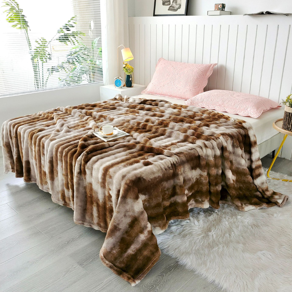 Koc pluszowy tie-dye w kolorze camel