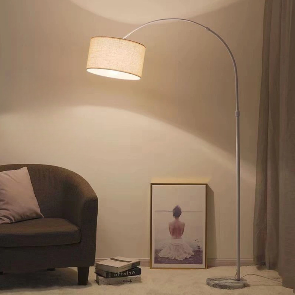 Lampa łukowa z abażurem khaki i białym stelażem na białym tle