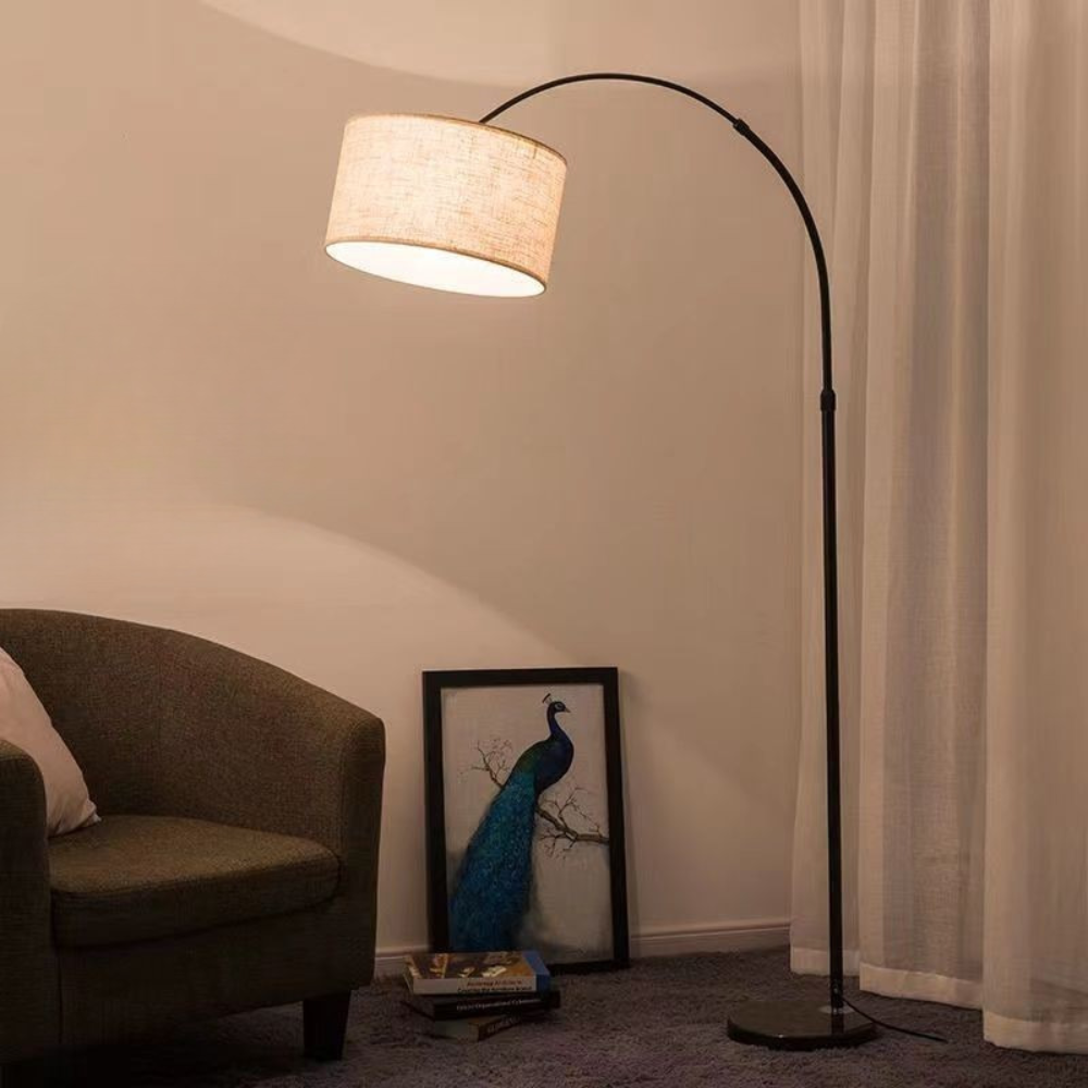 Lampa łukowa z abażurem khaki i czarnym stelażem na białym tle
