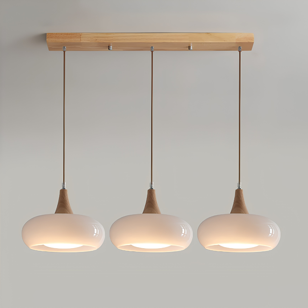 Lampa wisząca z trzema białymi kloszami na drewnianej listwie 70 cm