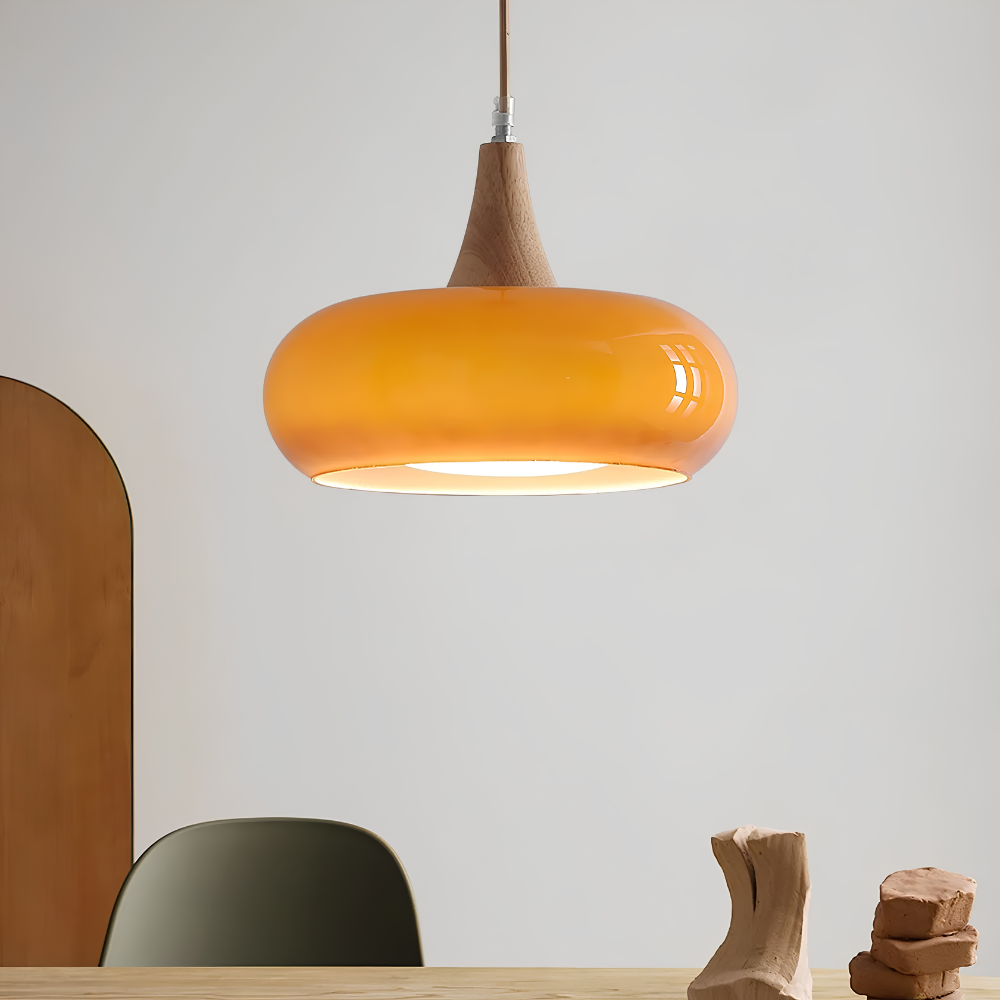 Pomarańczowa lampa wisząca nad stół ze szklanym kloszem i drewnianym akcentem