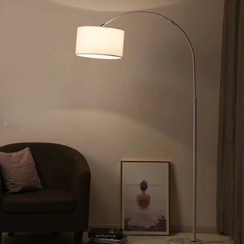 Lampa łukowa z białym abażurem i białym stelażem na białym tle