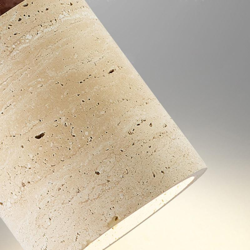 Zbliżenie na naturalną strukturę trawertynu w kloszu lampy wiszącej