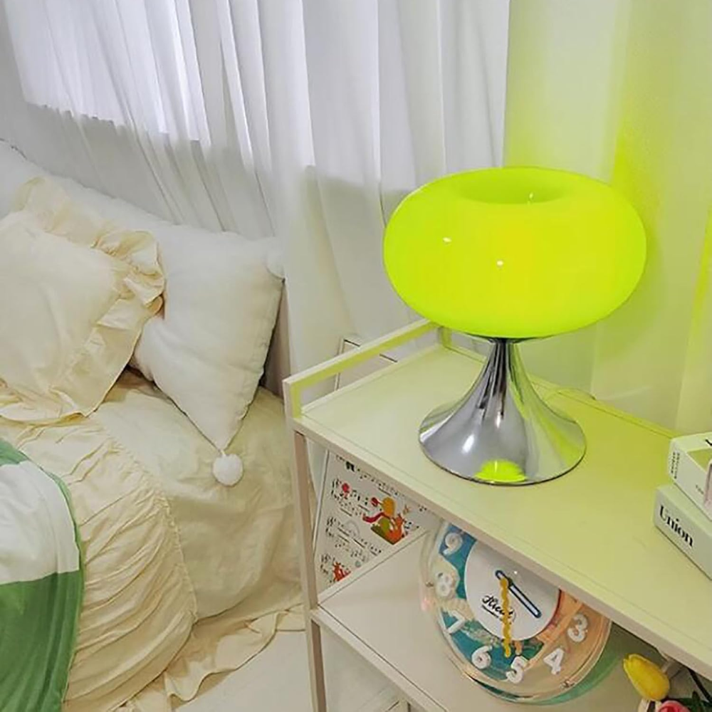 Designerska Lampa Stołowa LED w Stylu Retro – Mleczny Klosz i Chromowana Podstawa do Sypialni