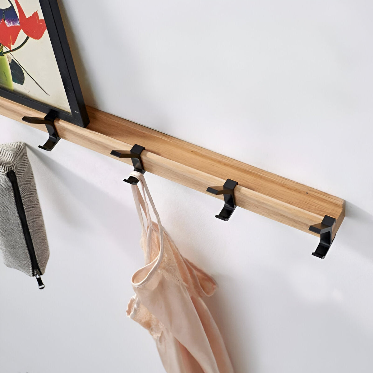 Wieszak ścienny drewniany z 5 haczykami 40 cm – na ubrania, kurtki i ręczniki