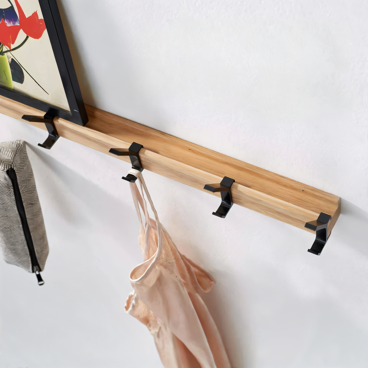 Wieszak ścienny drewniany z 5 haczykami 40 cm – na ubrania, kurtki i ręczniki