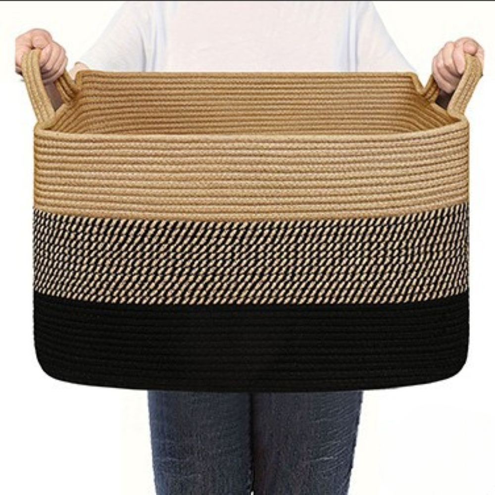 Duży kosz do przechowywania lniano-czarny z dwoma sznurkowymi uchwytami, trzymany w dłoniach