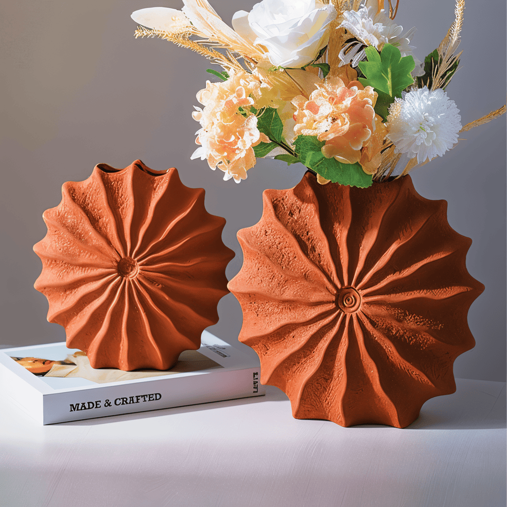 Rustykalny czerwony plisowany wazon ceramiczny – geometryczna doniczka z terakoty 2