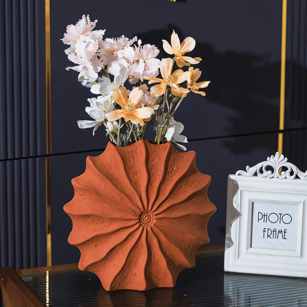 Rustykalny czerwony plisowany wazon ceramiczny – geometryczna doniczka z terakoty 3