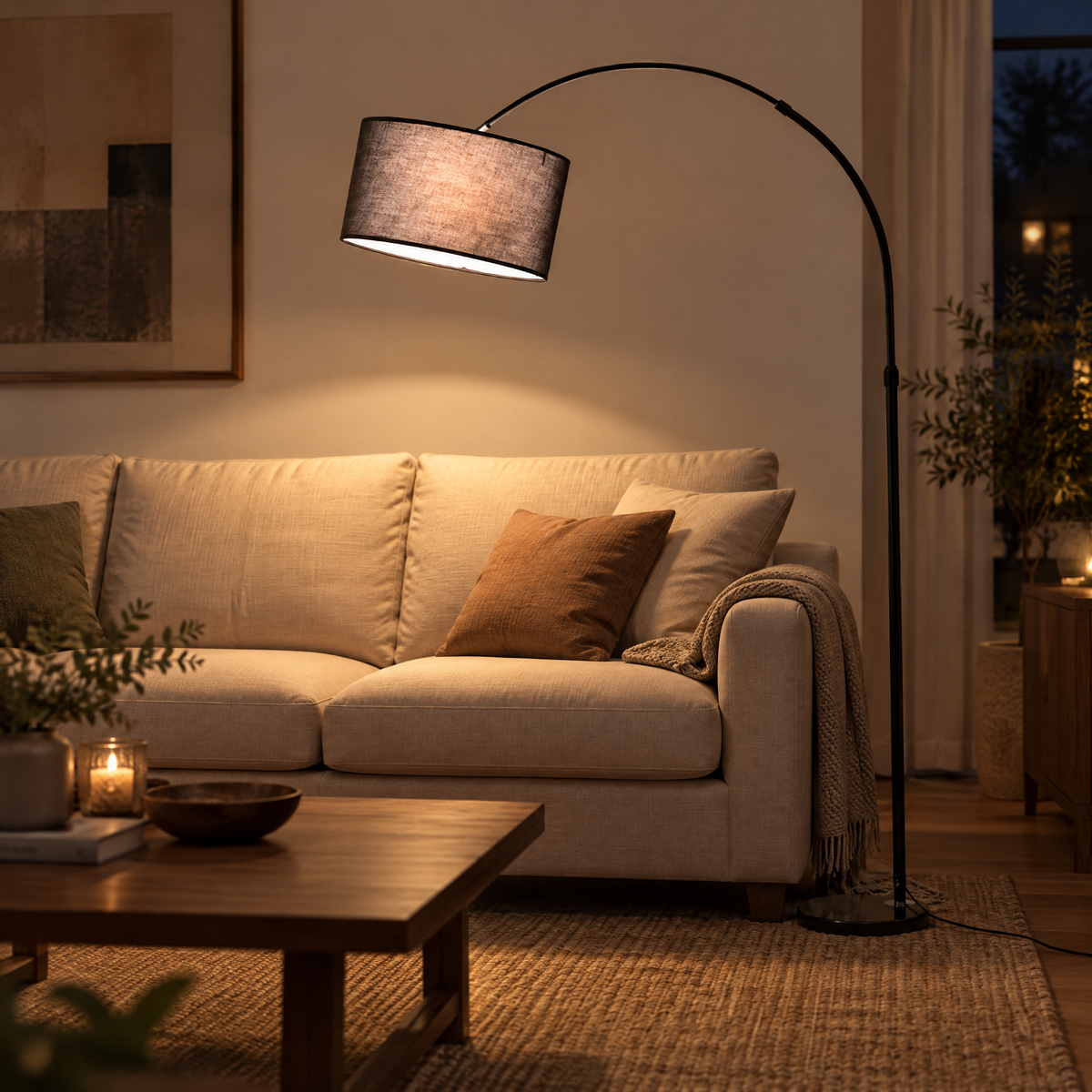 Lampa łukowa z szarym abażurem z tkaniny nad jasną lnianą kanapą w wieczornym salonie