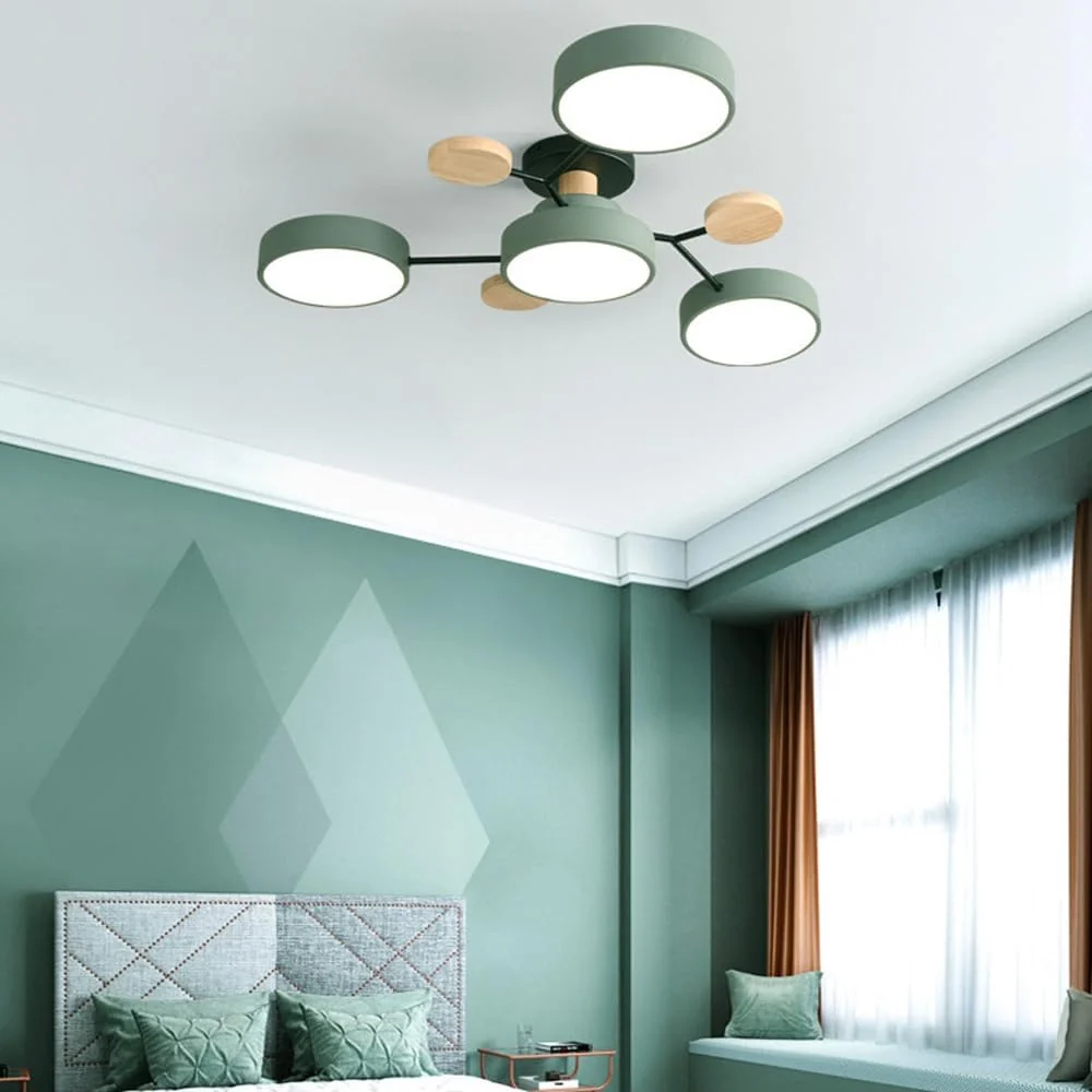 Zielona lampa sufitowa LED z 4 punktami świetlnymi i drewnianymi detalami