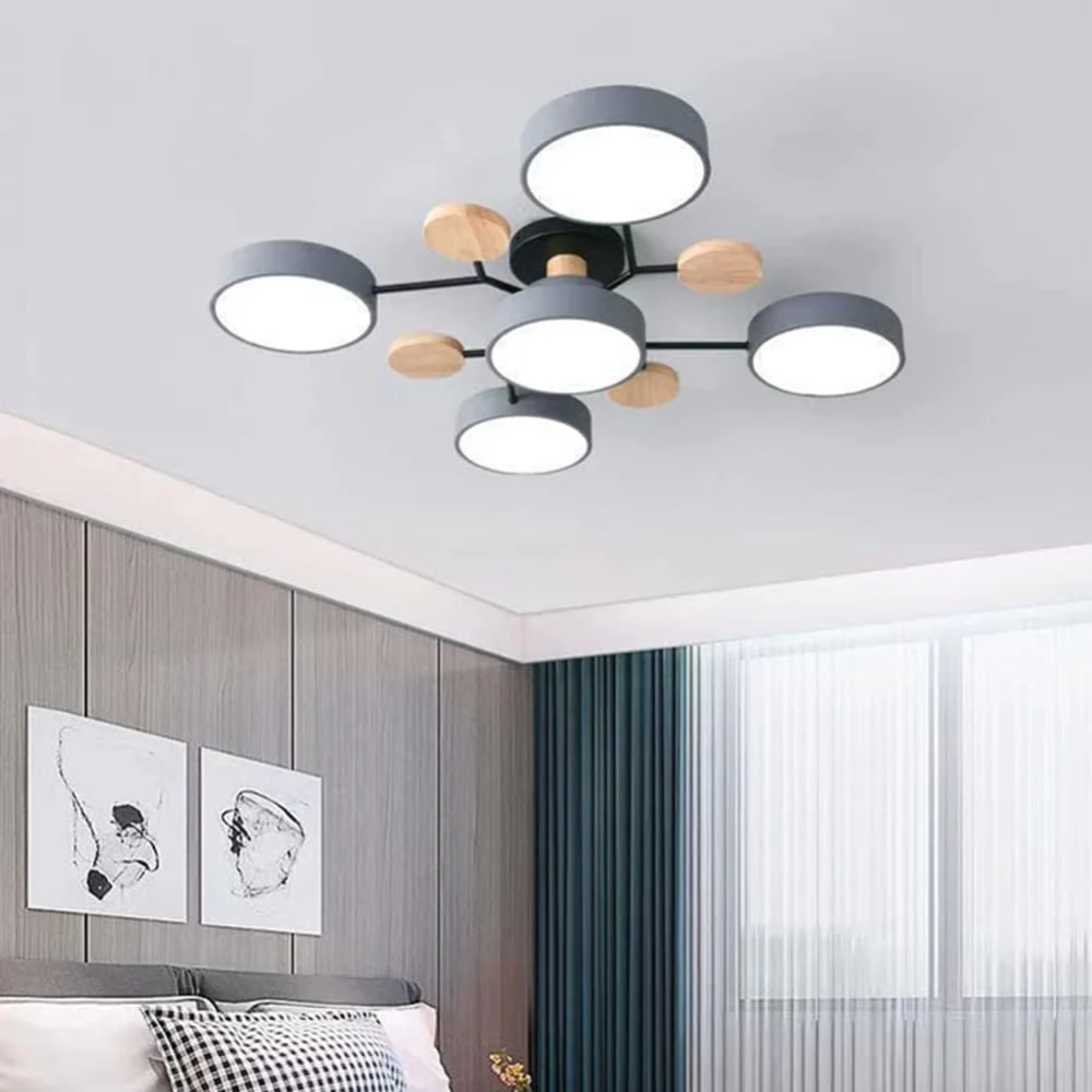 Szara lampa sufitowa LED z 5 kloszami, metalowymi ramionami i drewnianymi krążkami, montaż przysufitowy
