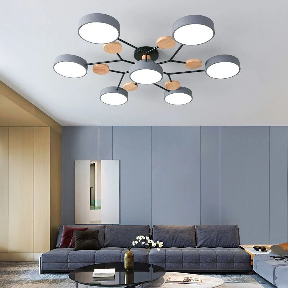 Szara lampa sufitowa LED z 7 kloszami nad strefą dzienną