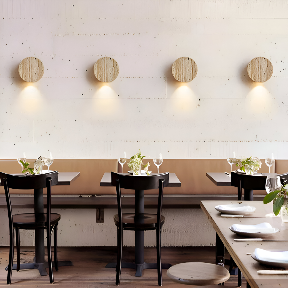 Cztery kinkiety marmurowe nad stolikami w restauracji