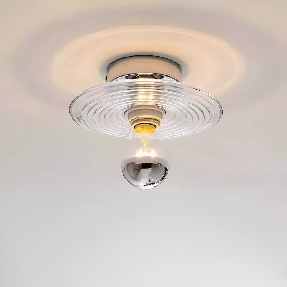 Biała lampa sufitowa z karbowanego szkła widziana od dołu