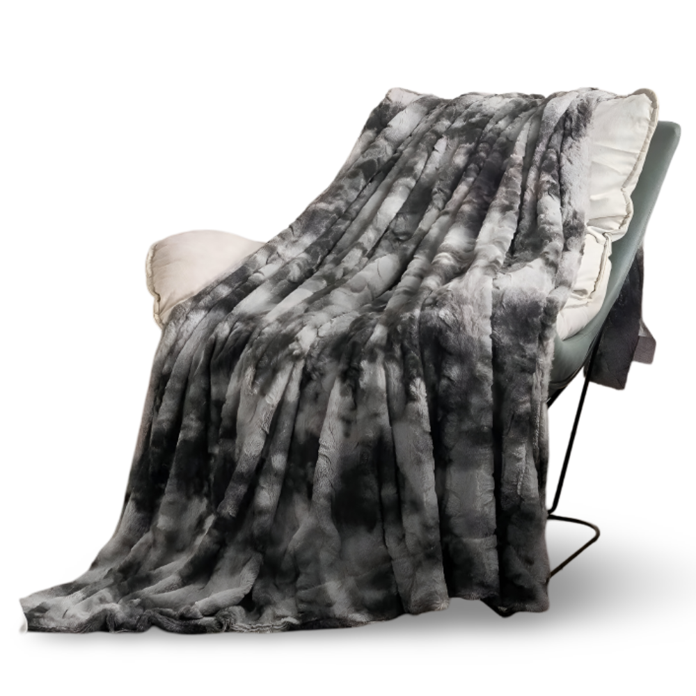 Czarny koc puszysty tie-dye przewieszony przez fotel