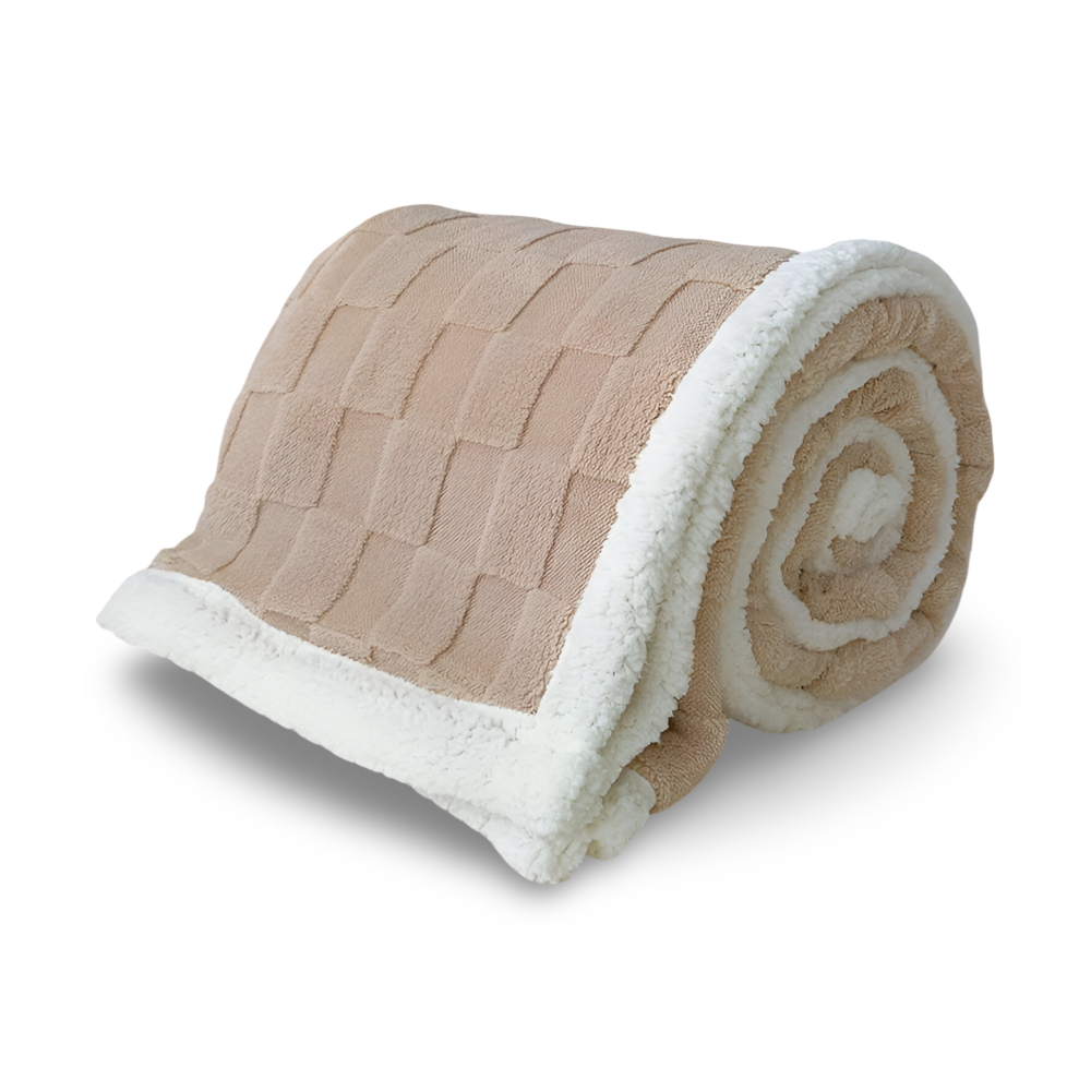 Zwinięty koc polarowy w kolorze camel na białym tle