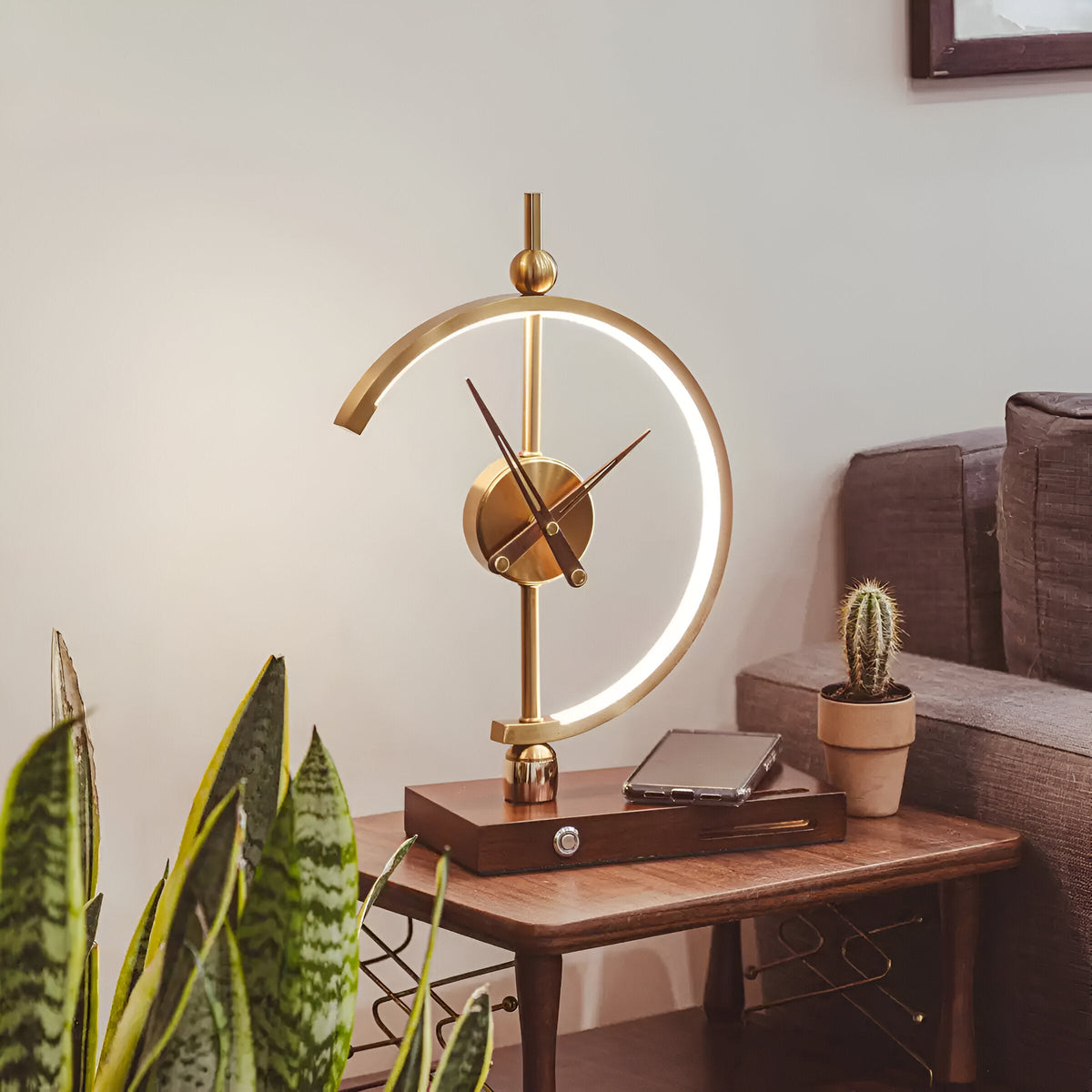 Lampa z zegarem na drewnianym biurku w salonie wśród roślin doniczkowych