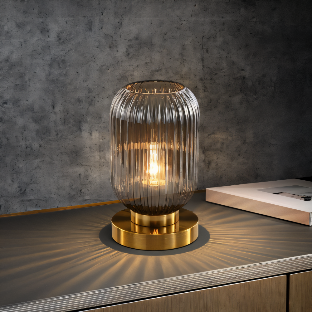 Lampa nocna z szarego ryflowanego szkła na komodzie