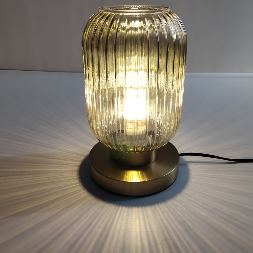 Włączona lampa z ryflowanego szkła rzucająca wzór światła
