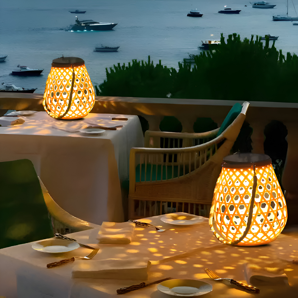 Lampion solarny na stole na tarasie z widokiem na morze