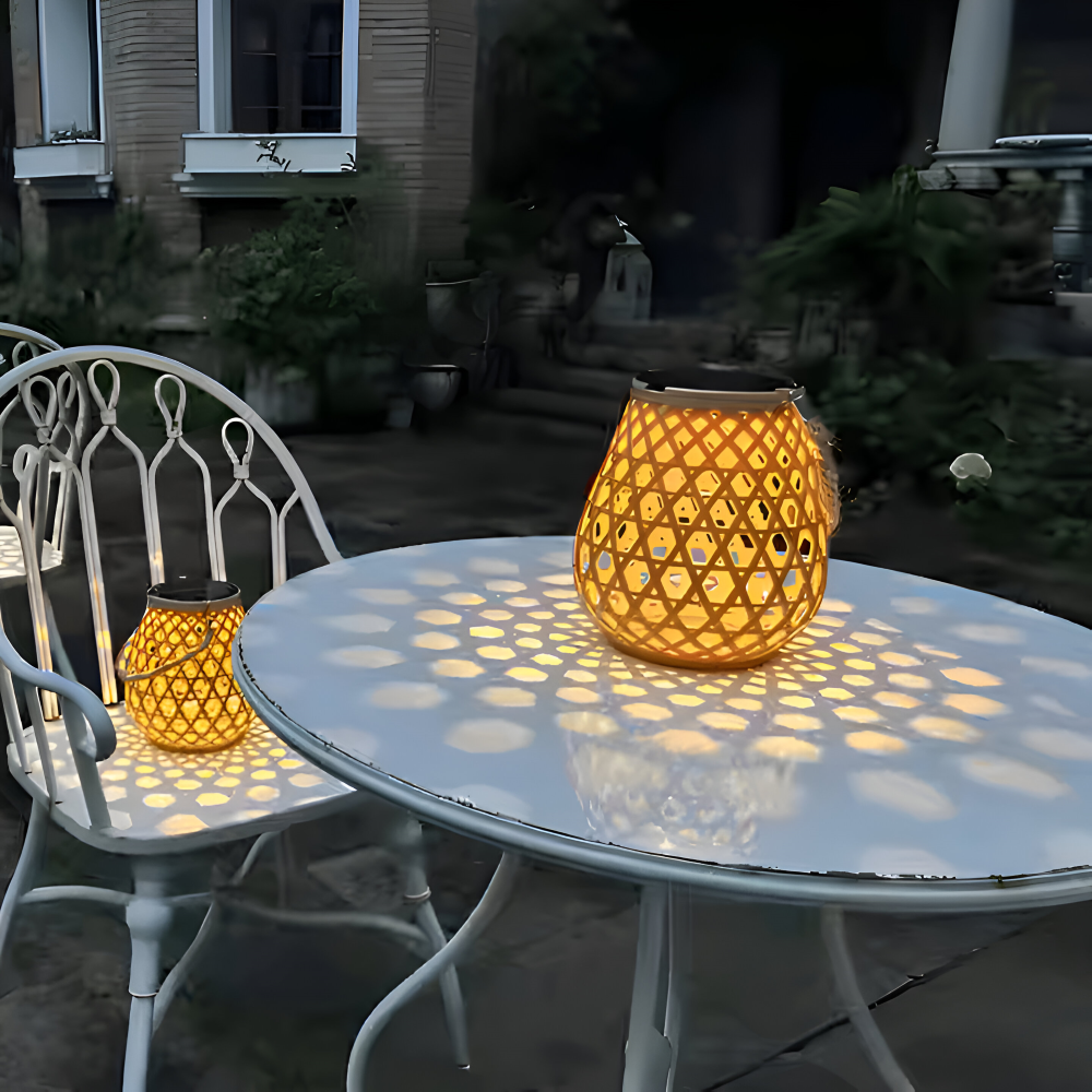 Lampy solarne na białym stoliku ogrodowym