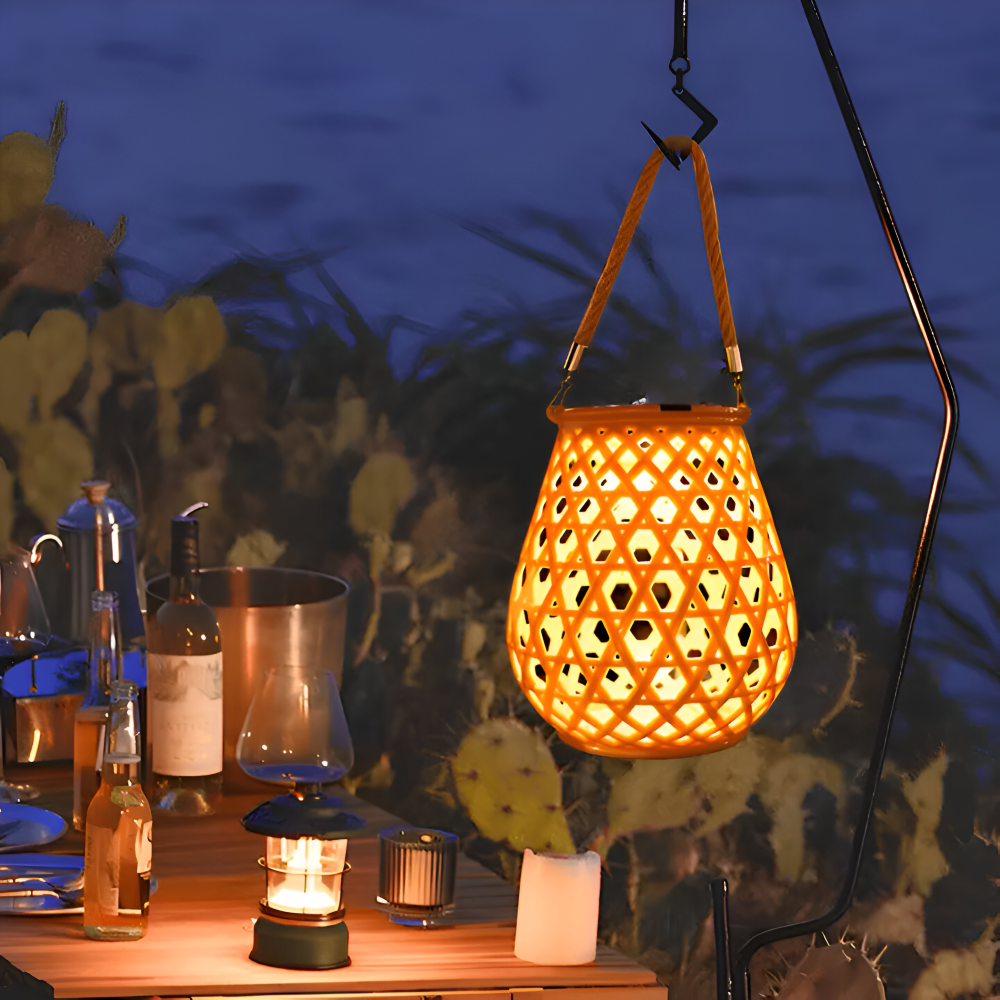 Lampion solarny zawieszony na haku w ogrodzie wieczorem