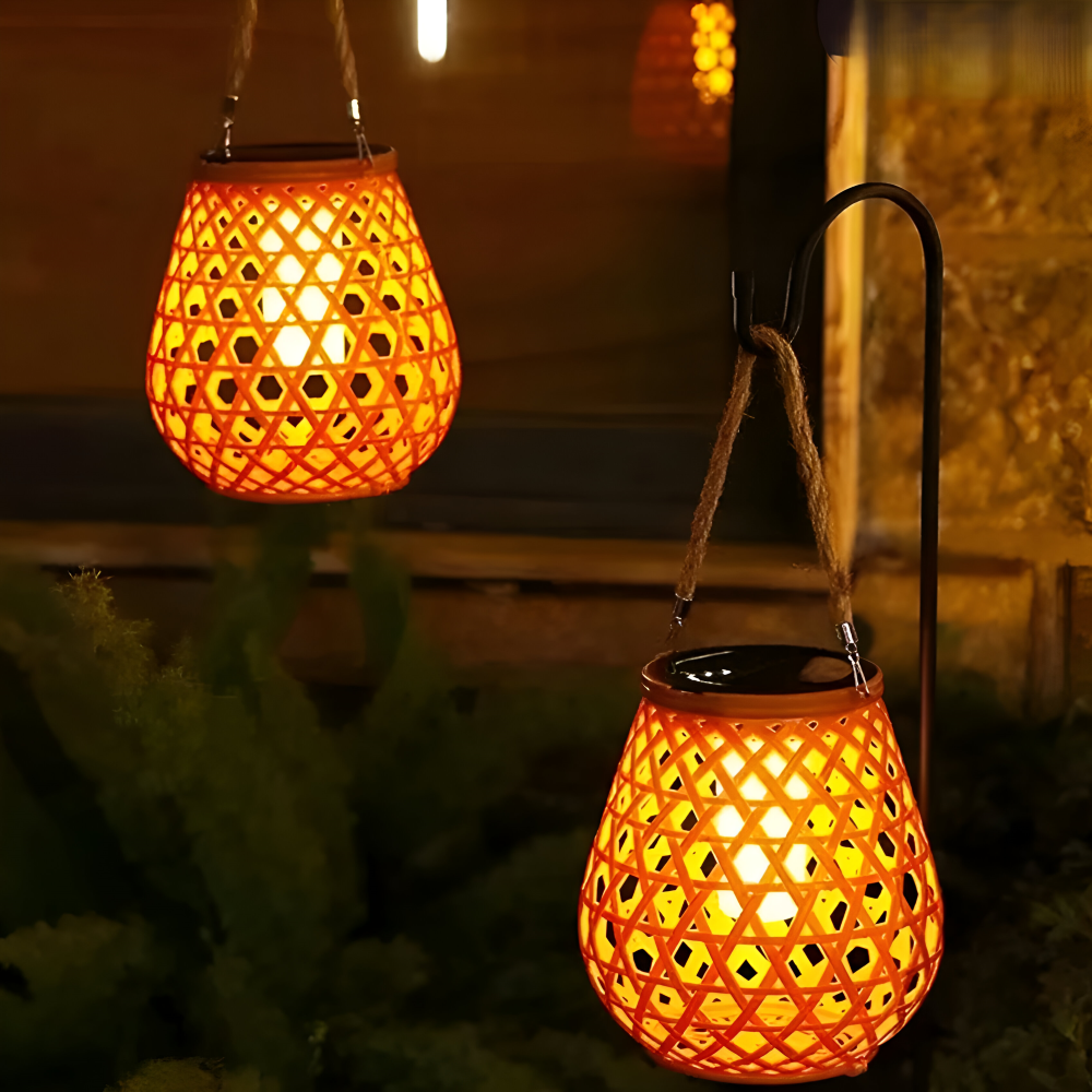 Dwa plecione lampiony solarne na haku ogrodowym