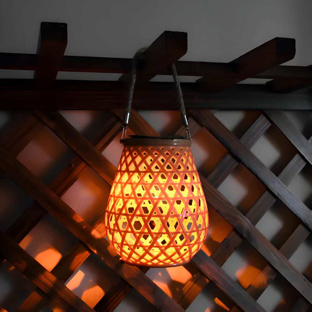 Lampa solarna zawieszona na drewnianej kratce
