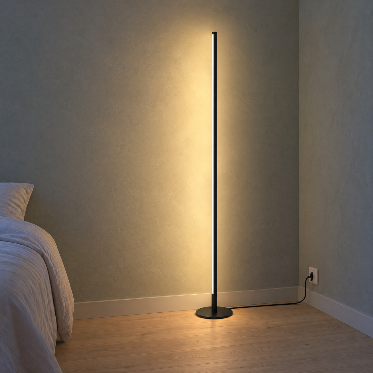 Minimalistyczna lampa stojąca LED w kolorze czarnym w sypialni, włączona, z ciepłym światłem na ścianie