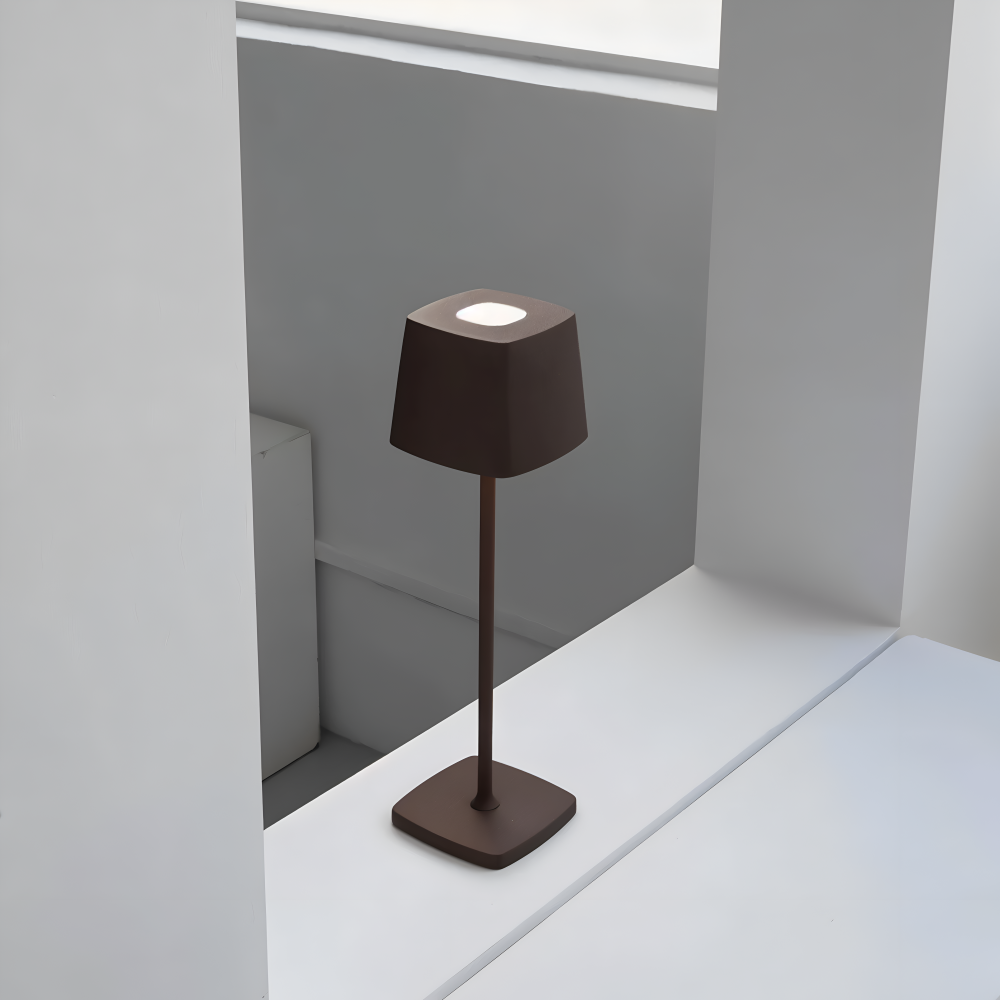 Brązowa lampa stołowa w jasnym minimalistycznym wnętrzu