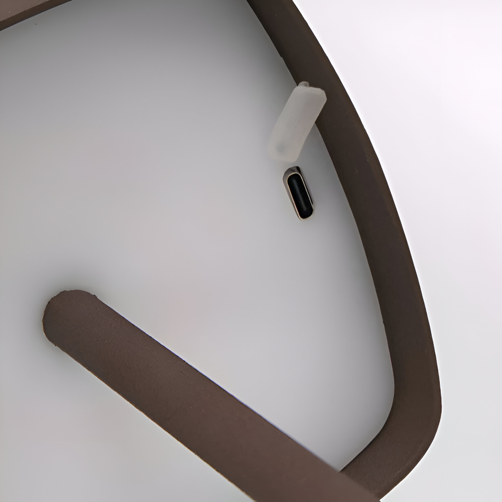 Zbliżenie na gniazdo USB-C w podstawie brązowej lampy stołowej