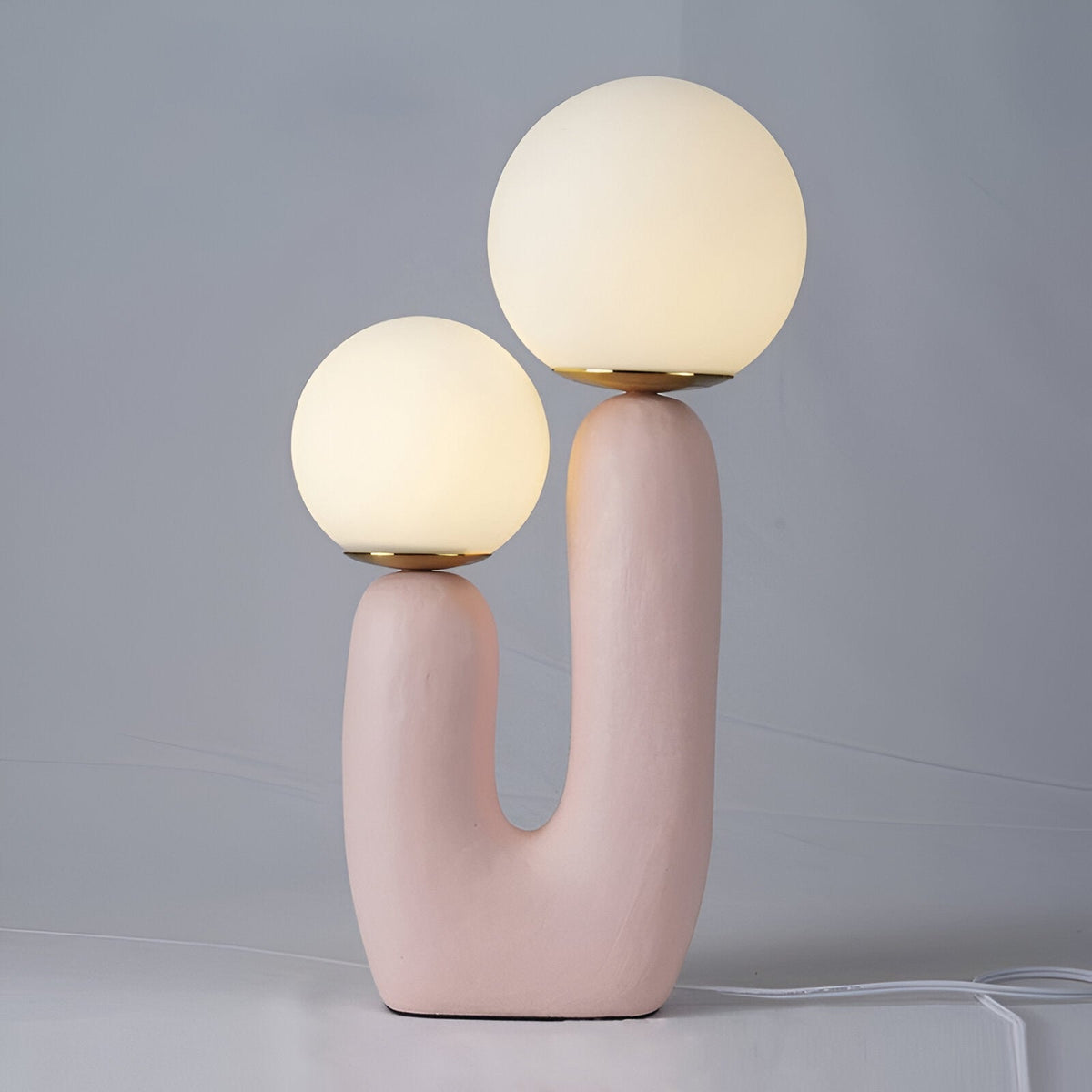 Lampa stołowa kaktus w kolorze różowym na jasnym tle