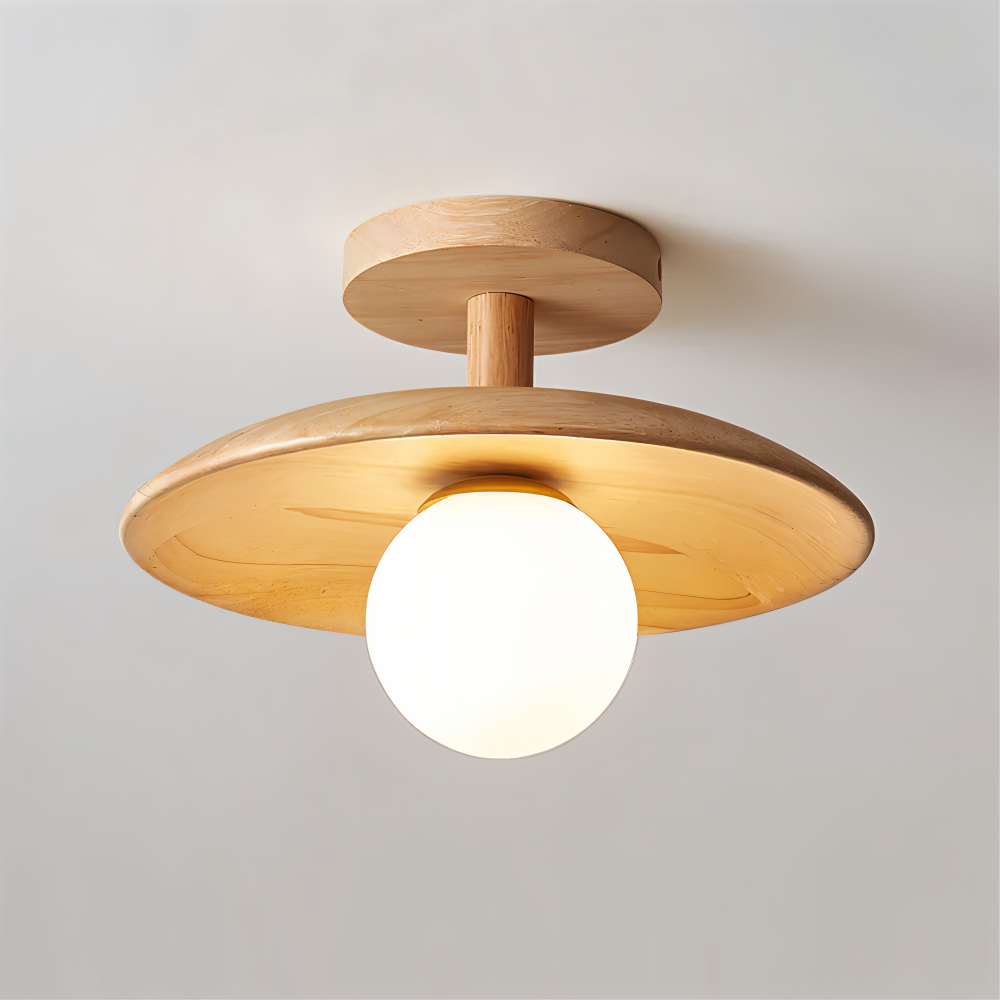 Lampa sufitowa z drewna i szkła zapalona na szarym tle