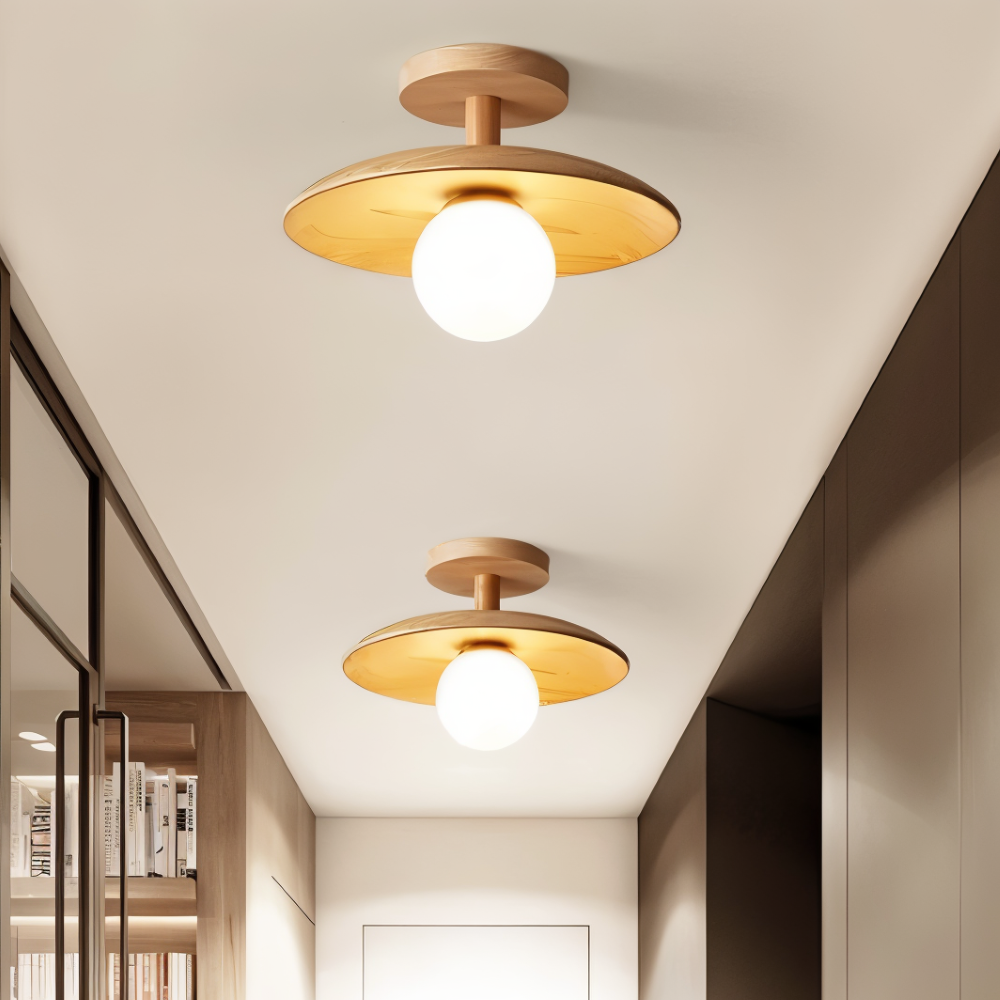 Lampy sufitowe w korytarzu z lustrzaną szafą i regałem