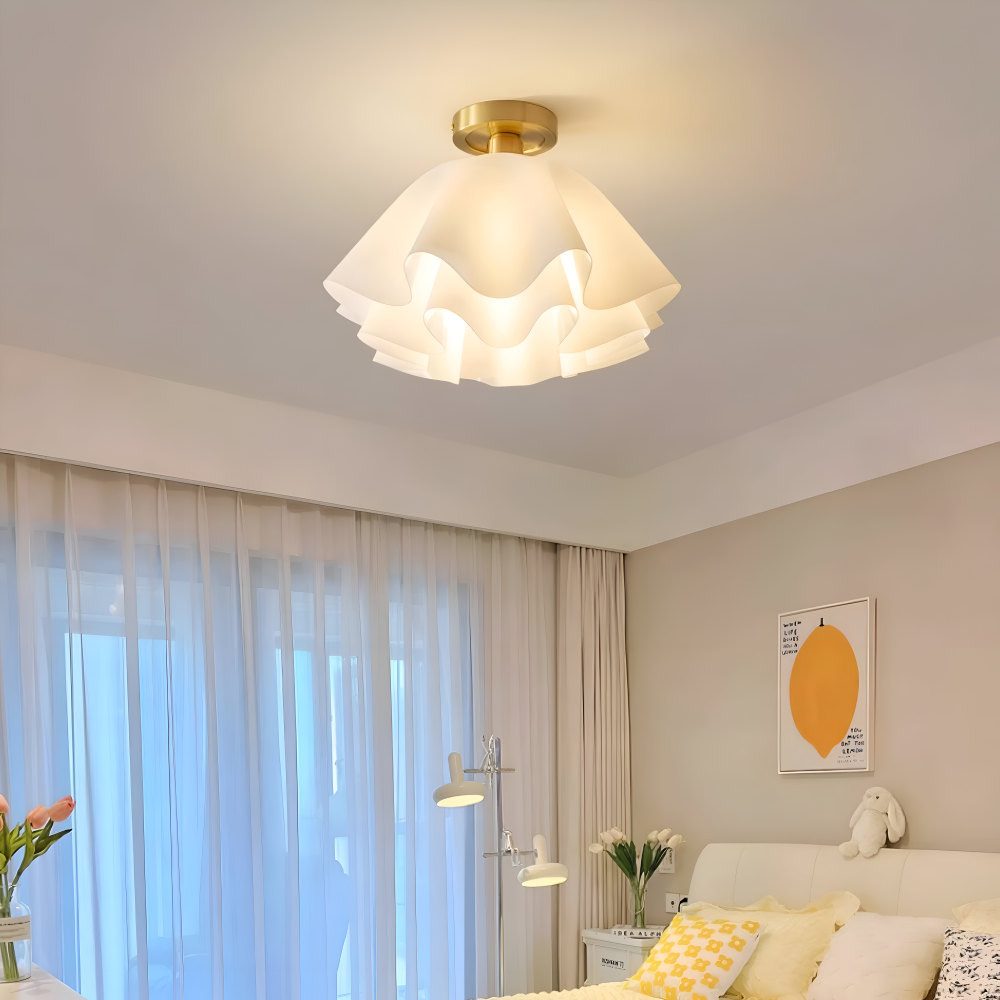 Lampa sufitowa kwiat zapalona w jasnym salonie z sofą przy oknie