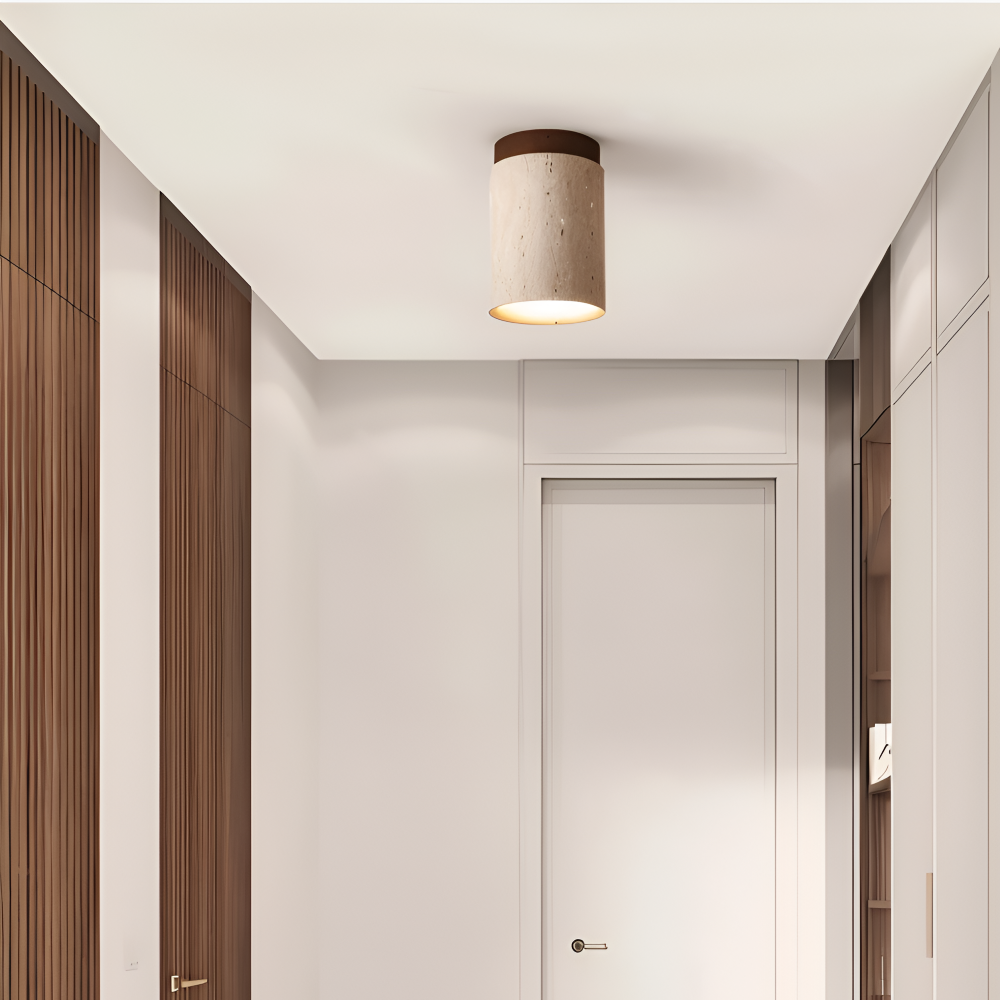 Lampa sufitowa z trawertynu na suficie jasnego korytarza