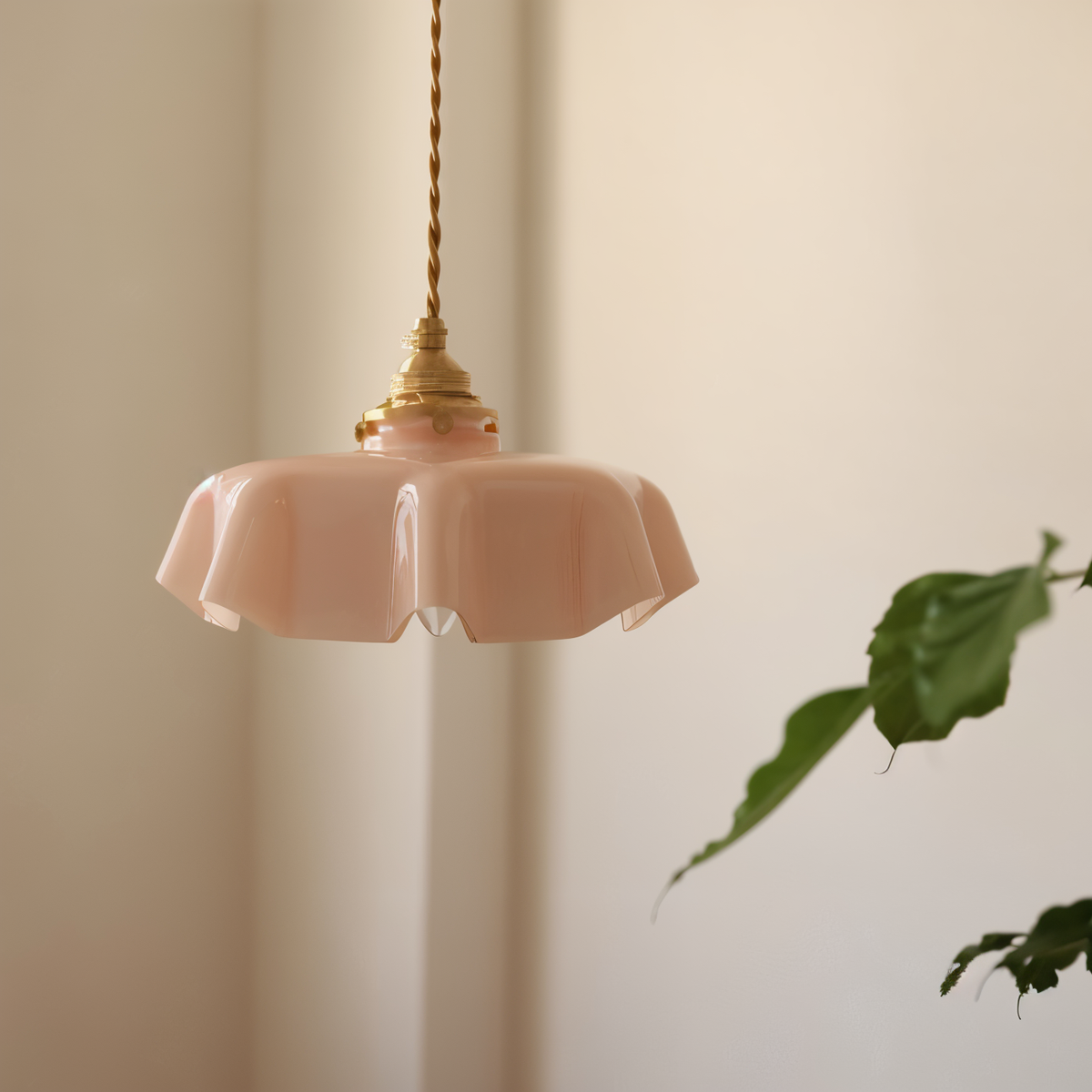 Lampa wisząca do salonu ze szklanym kloszem w kształcie kwiatu – zdjęcie 1