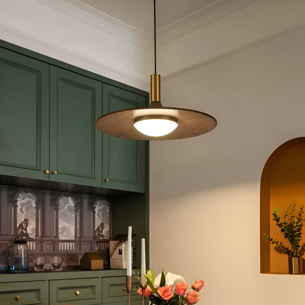 Lampa wisząca z ciemnego orzecha nad kredensem w zielonej kuchni