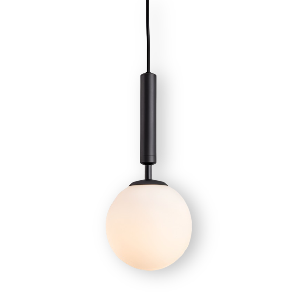 Czarna lampa wisząca z mleczną kulą na białym tle