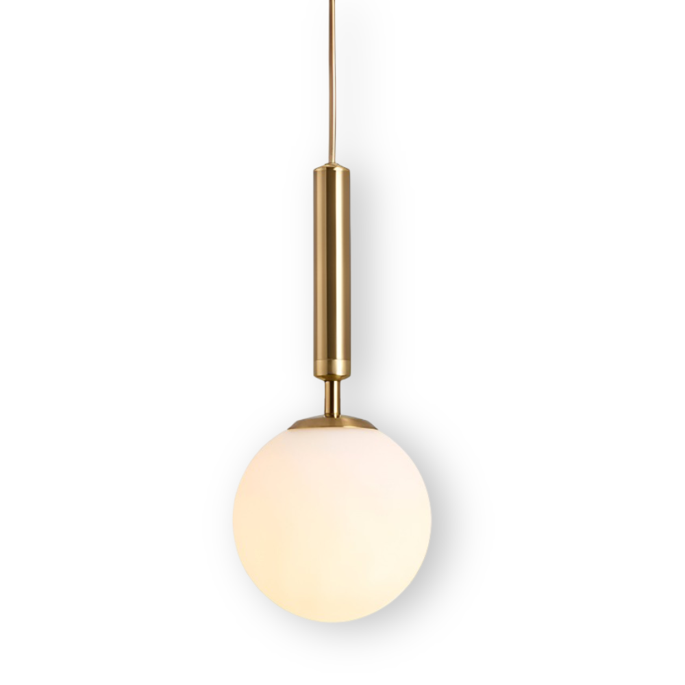 Złota lampa wisząca z mleczną kulą na białym tle
