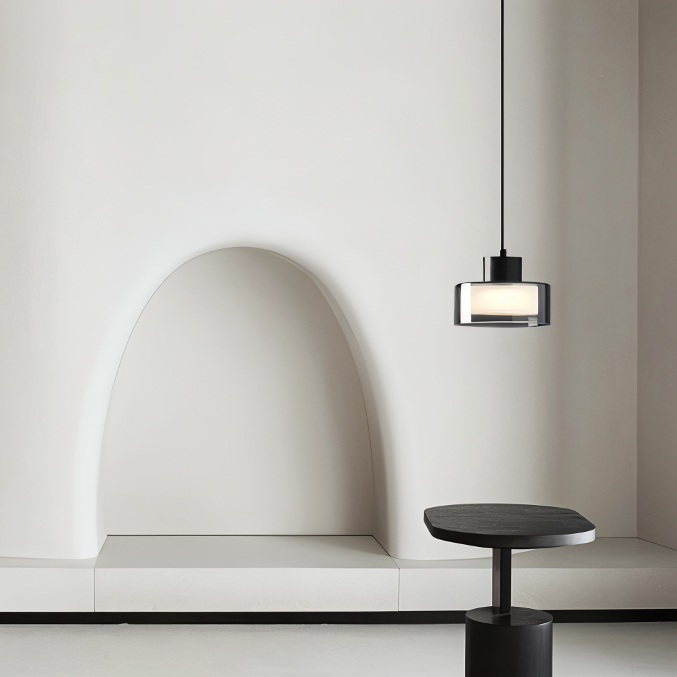 Lampa wisząca z dymnego szkła nad okrągłym stolikiem w jasnym wnętrzu