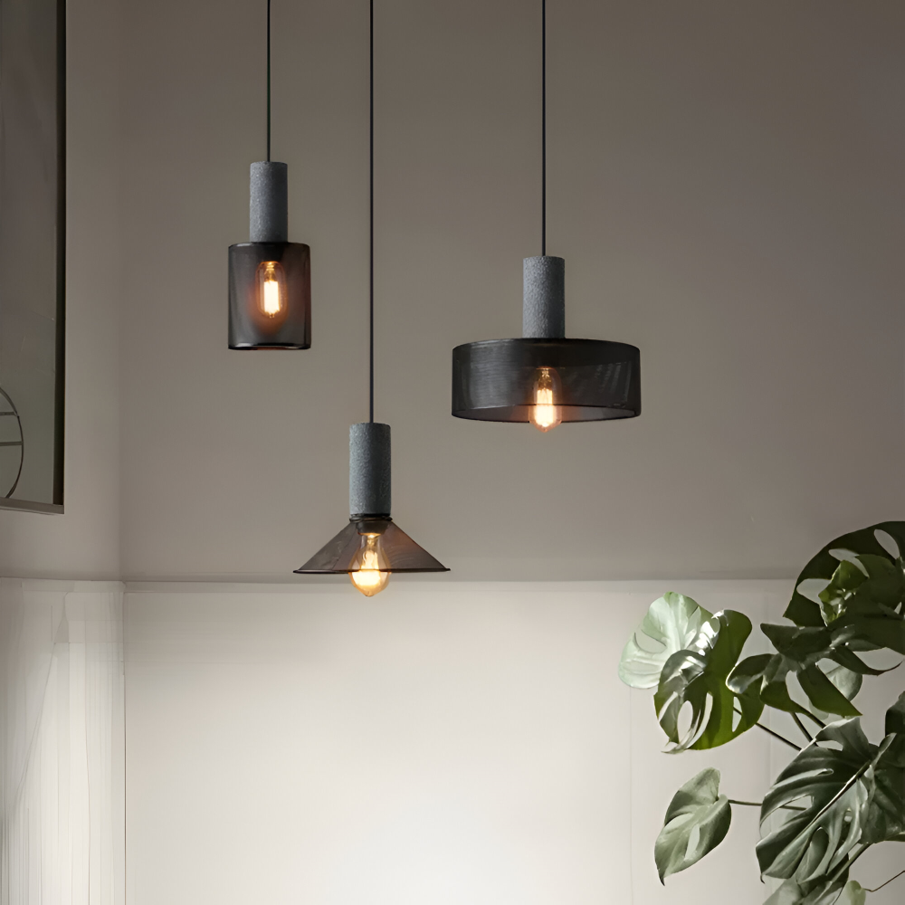 Trzy lampy wiszące loft w jasnym salonie obok monstery