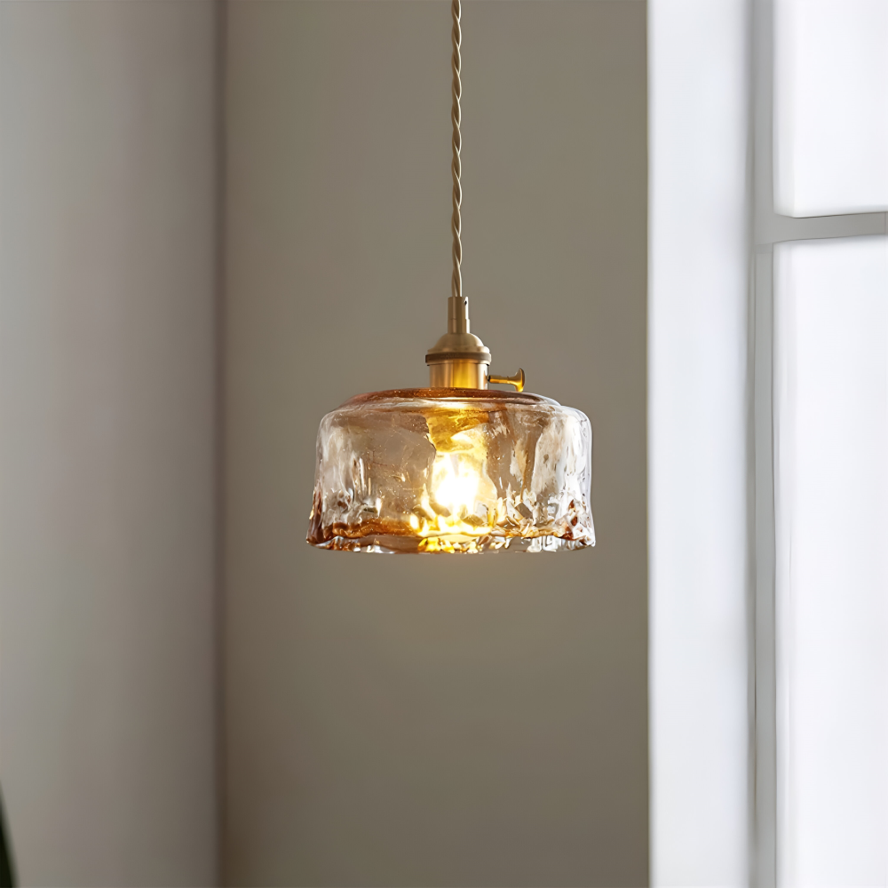 Szeroki szklany klosz lampy wiszącej w świetle okna