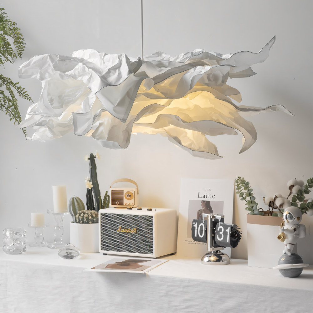 Papierowa lampa wisząca zapalona nad stołem w białym obrusie